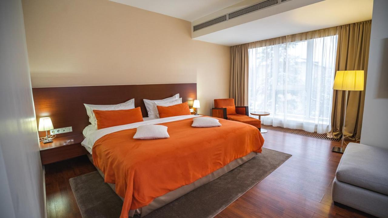 Park Hotel Алма Ата Екстериор снимка